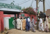 Des villageois de Mohri Pur, que des hommes, font la queue pour aller voter le 25 juillet 2018.