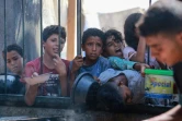Des enfants palestiniens attendent de recevoir des rations de nourriture dans le camp de déplacés d'al-Mawassi dans le sud de la bande de Gaza, le 3 septembre 2024