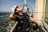 Seo Seung-ho, laveur de vitre du Lotte World Tower, dans une nacelle au 125e étage du bâtiment, le 4 juin 2024 à Séoul, en Corée du Sud