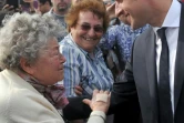 Emmanuel Macron serre des mains dans la foule réunie dans les rues d'Orléans pendant les "fêtes johanniques" d'hommage à Jeanne d'Arc le 8 mai 2016