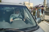 Fatima Mohammadi au volant de sa voiture, le 27 octobre 2019 à Kaboul, en Afghanistan