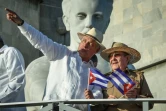 Le président cubain Miguel Diaz-Canel (g) et et son prédécesseur Raúl Castro assistent au défilé du 1er mai 2019 place de la R2volution, à La Havane  