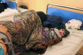 Une femme se repose après son accouchement, près de son bébé, le 7 août 2018 à la maternité de Khost créée par MSF en Afghanistan