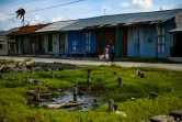 Deux hommes marchent dans le village de Isabela de Sagua, à Cuba le 27 avril 2022