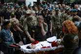 Des proches d'un soldat ukrainien lors de ses funérailles à Odessa, le 6 juin 2022