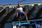 Renaud Lavillenie franchit une barre lors des qualifications de la perche aux Championnats du monde d'athlétisme à Eugene, aux Etats-Unis, le 22 juillet 2022