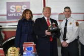 Le président américain Donald Trump et son épouse Melania, avec le chef des pompiers de Manchester (New Hampshire) Daniel Goonan le 19 mars 2018