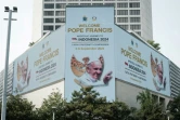 Un message souhaitant la bienvenue au Pape François est affiché sur un panneau  situé sur un rond-point de Jakarta le 3 septembre 2024