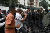Des policiers vénézuéliens tentent d'éviter une confrontation entre partisans du président Nicolas Maduro et de l'opposant Juan Guaido, le 29 mars 2019 à Caracas