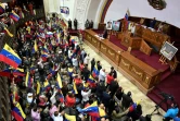 Des membres de l'Assemblée nationale constituante (ANC) agitent des drapeaux vénézuéliens lors du discours de son président Diosdado Cabello, le 12 août 2019 à Caracas