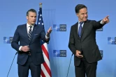 Le secrétaire général de l'Otan, Mark Rutte (d), et le secrétaire américain à la Défense, Pete Hegseth, lors d'une allocution avant une réunion des ministres de la Défense au siège de l'Otan, à Bruxelles, le 5 juin 2025