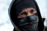 Un promeneur aux sourcils et cils gelés après avoir marché sur les berges du lac Michigan, le 30 janvier 2019 à Chicago