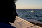 Un migrant regarde une vedette des autorités italiennes escorter le Sea Watch à son arrivée à Catane, le 31 janvier 2019
