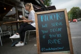 "Nous vous servons des décafféinés si vous êtes malpoli" lit-on sur un tableau noir d'un café Nook à Stockport le 13 septembre 2016