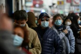 Des habitants de Wuhan font la queue devant un magasin le 1er février 2020