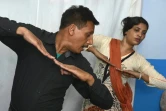 Rashid Bhatti professeur de danse enseigne des pas de danse dans son école à Lahore, le 2 mai 2016