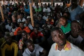 Des partisans du candidat à la présidentielle Raila Odinga regardent la télévision dans l'attente des résultats des élections, le 15 août 2022 à Kisumu, au Kenya