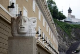 Des sculptures en marbre représentant les masques de la comédie et de la tragédie devant la façade du Grand Palais des festivals de Salzbourg, le 23 juin 2021