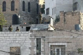Des soldats israéliens en position sur le toit d'une maison lors de heurts avec des Palestiniens, le 21 octobre 2015 à Hébron
