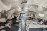 Des patients blessés par balles pendant des combats près de chez eux gisent dans des lits d'un hôpital de la Croix-Rouge à Goma (République démocratique du Congo), le 20 janvier 2025