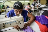 Un détenu fabrique un vêtement de la marque Piera le 1er mars 2016 à la prison San Pedro à Lima