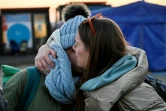 Des femmes ukrainiennes fondent en larmes après avoir franchi la frontière de la Roumanie, le 19 mars 2022