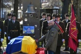 Le ministre ukrainien de la Défense, Oleksiï Reznikov devant le cercueil de l'un des premiers soldats ukrainiens tués dans le Donbass, lors d'une cérémonie à Kiev, le 22 février 2022