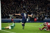 La star du PSG Zlatan Ibrahimovic bat le gardien stéphanois Stéphane Ruffier en Coupe de France, le 8 avril 2015 au Parc des Princes