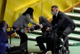 Le secrétaire général de l'ONU, Antonio Guterres, aidé après être tombé en quittant l'hémicycle de l'Assemblée générale des Nations unies le 2 mars 2022