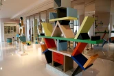 La bibliothèque Carlton d'Ettore Sottsass exposée au Musée des Arts Décoratifs de Paris, le 17 octobre 2018