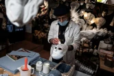 L'artisan Hamid Seddighi fabrique un masque de papier mâché dans sa boutique "Ca del Sol" à Venise, le 6 février 2021