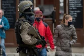 Un membre des forces spéciales monte la garde près d'un des sites de l'attaque terroriste, le 4 novembre 2020 à Vienne