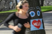 Un arbre arborant un masque, dans un parc de Melbourne, le 3 août 2020