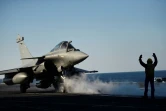 Un avion de chasse Rafale sur le pont d'envol du porte-avions Charles-de-Gaulle en Méditerranée le 12 décembre 2016