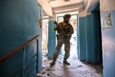 Un militaire russe inspecte l'aciérie Azovstal à Marioupol, en Ukraine, le 13 juin 2022