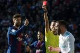Le défenseur du Real Madrid Dani Carvajal (d) reçoit un carton rouge lors du clasico contre le FC Barcelone, le 23 décembre 2017 à Bernabeu