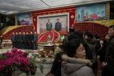 Des visiteurs nord-coréens font la queue pour obtenir leurs portraits à l'entrée du festival Kimjongilia des fleurs, à Pyongyang le 17 février 2017