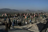 Des Afghans prient dans un cimetière dans les environs de Kaboul, le 21 juillet 2017 