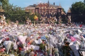 Une marée de bouquets déposés en hommage par la population à la Princesse Diana devant sa résidence de Kensington Palace à Londres le 2 septembre 1997 