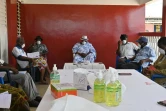 Le chef du village d'Azaguié, Nanan Ako Ako Omer (c), lors d'une réunion avec des notables sur la campagne de lutte contre l'épidémie du nouveau coronavirus, le 27 mars 2020 en Côte d'Ivoire