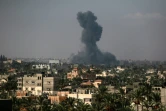 Nuage de fumée dans le ciel après un bombardement à Khan Younès, dans le sud de la bande de Gaza, le 11 août 2024