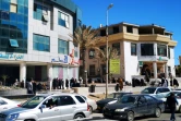 Des Libyens font la queue devant une banque dans le centre de Tripoli, le 8 avril 2019