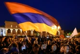 Des opposants arméniens brandissent un drapeau national lors d'une manifestation contre l'ex-président nommé Premier ministre Serge Sarkissian à Erevan, le 20 avril 2018 