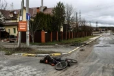 Une personne morte auprès de son vélo, à Boutcha, près de Kiev, le 2 avril 2022