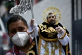 Un fidèle lors d'une procession à Mixco (Guatemala) le 4 août 2020