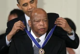 Le président américain Barack Obama remet à John Lewis la Médaille de la Liberté, la plus haute décoration civile des Etats-Unis, à Washington, le 15 février 2011