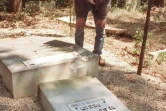 Un des tombes juives profanées au cimetière de Carpentras, le 11 mai 1990 