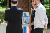 Bernard Cazeneuve,  Laurence et Kevin Cornara, l'épouse et le fils d'Hervé Cornara, lors de l'hommage qui lui a été rendu le 26 juin 2016 à Fontaines-sur-Saône