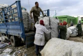 Des ballots de déchets à trier sont déchargés d'un camion à M'Ghira, près de Tunis, le 25 novembre 2021