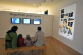 Des visiteurs regardent un film présentant le travail du dessinateur italien Hugo Pratt, le 8 avril 2009 au musée de Cherbourg